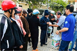 Công ty thủy lợi trao quà hỗ trợ người dân vùng lũ xã D’ran