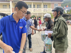 Trao quà hỗ trợ bà con xã D'ran