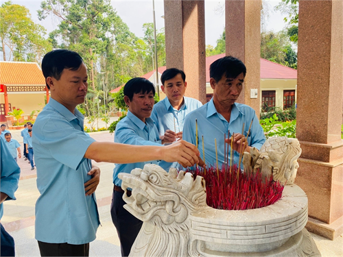 Hoạt động về nguồn thăm Khu di tích căn cứ Tỉnh ủy Bình Thuận.